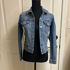 Levi’s Small Classic Blue Denim Jacket, Pit to Pit 17”, Length 20”